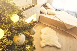 uma linda sala de estar decorada para o natal. foto