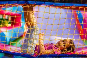 menina bonitinha no parque de diversões foto