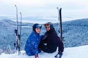 casal de meia idade em férias de esqui nas montanhas foto