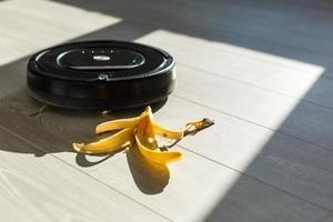 aspirador robótico em piso de madeira laminado tecnologia de limpeza inteligente foto