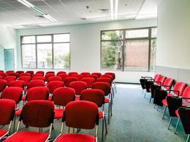 tribuna na sala de conferências vazia foto