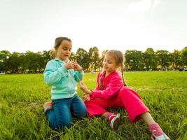 duas meninas andando no campo. foto