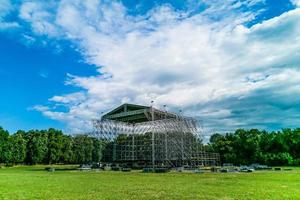 montando o grande palco na grama do estádio foto