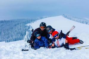 grupo de amigos felizes esquiadores e snowboarders posando na encosta fora de pista foto