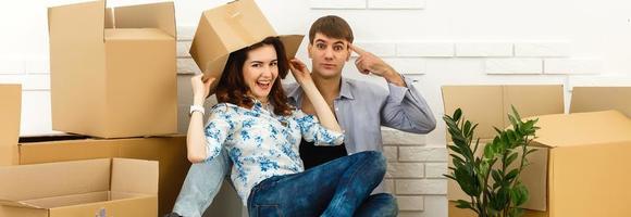 um jovem casal feliz se muda para um novo apartamento foto