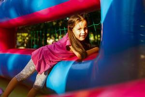 menina bonitinha no parque de diversões foto