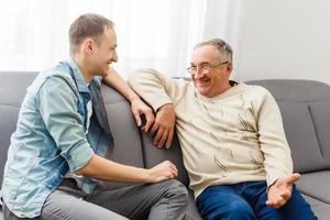 dois homens conversando na sala foto