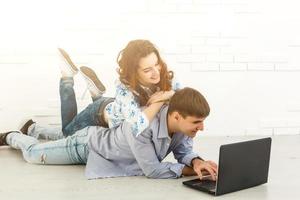 lindo casal apaixonado em casa. auto-isolamento e quarentena covid19 foto