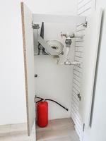 carretel de extintor de incêndio montado na parede, armário de incêndio foto