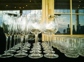 taças de vinho em fila no bar foto