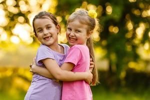 duas irmãzinhas felizes no campo. foto