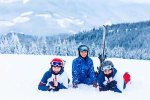 grupo de amigos com esqui nas montanhas foto