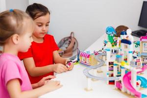 duas meninas bonitinhas jogando RPG na creche foto