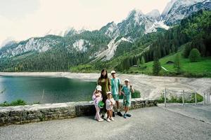 mãe com quatro filhos em vorderer gosausee, gosau, Upper Austria. foto