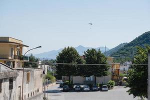 helicóptero de combate a incêndio jogando água em incêndio florestal na montanha em sant'antonio abate, campania, itália. foto