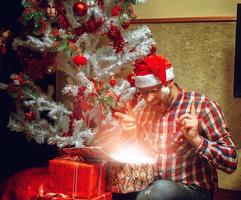 satisfeito com seu presente de natal hipster com chapéu de papai noel foto