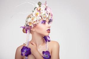 mulher jovem de beleza com coroa de flores na cabeça foto