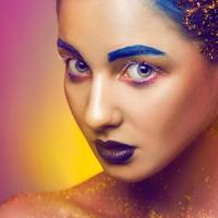 foto quadrada de encantadora mulher caucasiana adulta com maquiagem multicolorida
