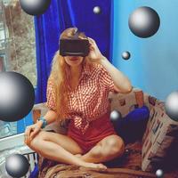 jovem mulher no capacete de realidade virtual foto