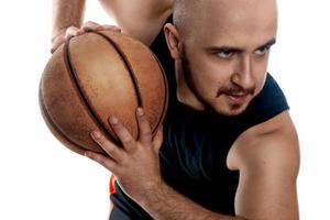 fechar o retrato do jogador de basquete sério no fundo branco foto