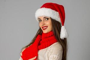 menina de chapéu de papai noel e lenço vermelho foto