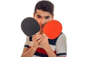 homem jovem esportes jogando pingue-pongue isolado no fundo branco foto