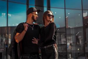 retrato aproximado de um jovem casal bonito posando na rua durante o dia foto