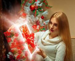 mulher surpreendida pelo presente de natal mágico foto