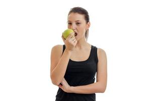bela jovem morena come maçã verde foto