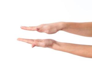 duas mãos femininas com palmas expandidas uma para a outra são isoladas em um fundo branco foto
