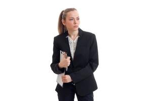 jovem senhora de negócios sexy em terno preto segurando um tablet e olha para foto