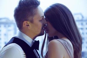 casal sexual apaixonado brincando um com o outro e se beijando foto