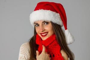 menina de chapéu de papai noel e lenço vermelho foto
