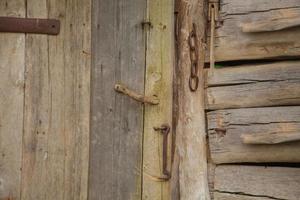 velha porta de madeira com fechadura foto