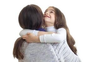 mãe abraçada com a filha foto