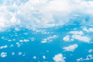 céu e nuvens azuis de beleza foto