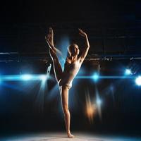 bela bailarina adulta posando no palco do teatro foto