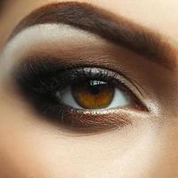 foto de moda closeup de olhos femininos com maquiagem legal