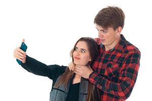 elegante casal apaixonado em estúdio foto