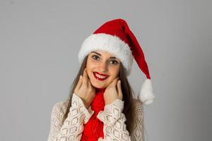 menina de chapéu de papai noel e lenço vermelho foto