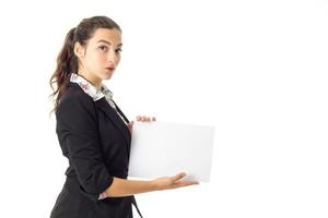 mulher de uniforme com cartaz branco nas mãos foto