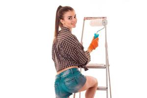 retrato de jovem construtor encantador de uniforme faz renovação isolada no fundo branco foto