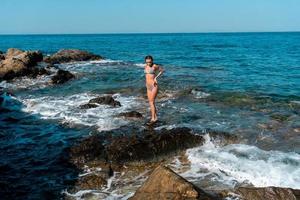 menina no mar azul foto