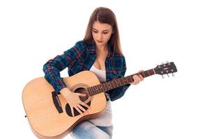 jovem mulher bonita morena com guitarra foto