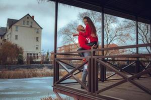 lindos abraços de casal em uma varanda no inverno. Espírito de natal foto