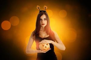 linda garota com roupas de estilo halloween foto