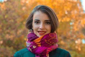 retrato de uma linda jovem em close-up de cachecol colorido foto