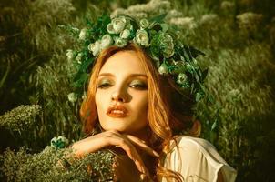 mulher jovem de beleza com bela maquiagem e coroa de flores na cabeça foto