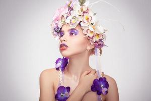 jovem bonita com coroa de flores na cabeça foto