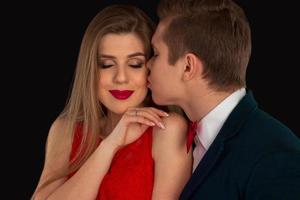 homem está beijando uma mulher foto